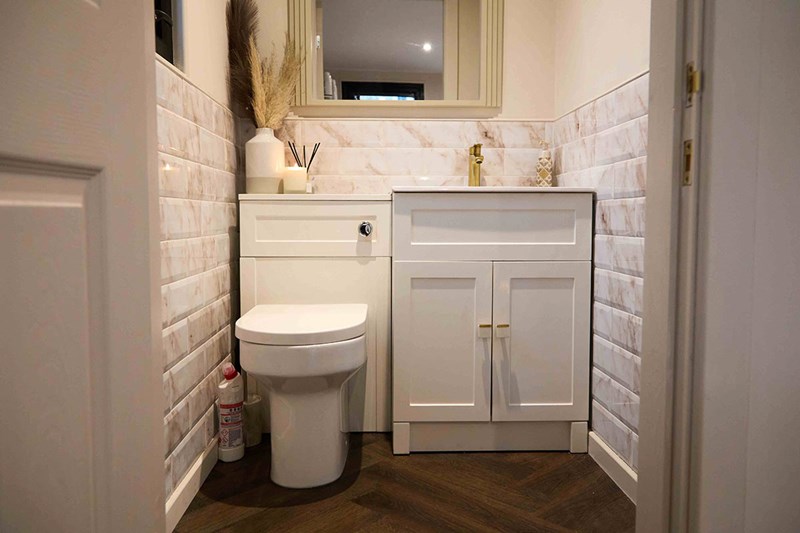 Toilet Cloakroom in Garden Room Salon